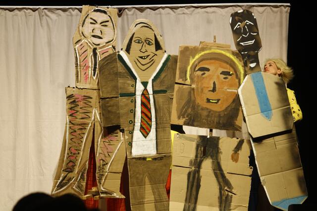 Auch Bürgermeister, Investoren und Gemeinderat als Pappkameraden waren beim Stück dabei.