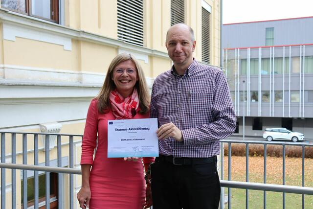 Die Direktorin der HAK, Michaela Graßler und Erasmus+-Koordinator Aleksander Lukan freuen sich auf die kommenden Jahre mit dem Projekt. | Foto: HAK Völkermarkt