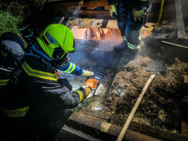 Die Zwischendecke musste auch mit Sägen bearbeitet werden.