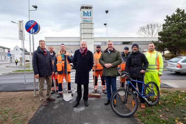 WNSKS-Geschäftsführer Thomas Pils, Michael Schönhofer, Ronald Kogler, Bürgermeister Klaus Schneeberger, Remzi Maliqi, LAbg. Infrastruktur-Stadtrat Franz Dinhobl, Christian Kleinrath, Klima- und Energiemodellregionsmanager Rene-Michel Krasser und Günter Frey. | Foto: Weller, Stadt WRN