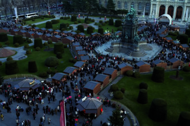 Das Weihnachtsdorf zwischen dem Kunsthistorischen- und Naturhistorischen Museum.