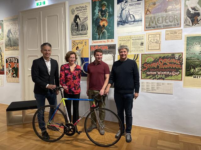Beim ersten Ausstellungsrundgang: Stadtrat Kurt Hohensinner, Vizerektorin Sibylle Dienesch sowie die Kuratoren Bernhard Bachinger und Beat Gugger. | Foto: kk