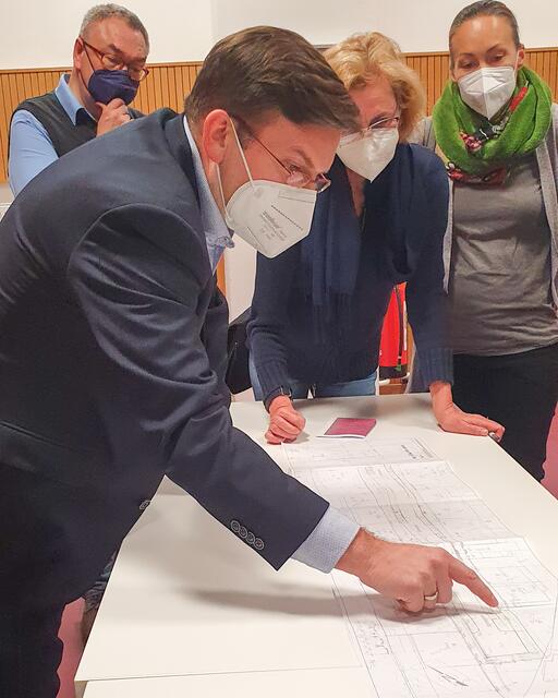Die Anrainer und Bezirkschef Wilfried Zankl bei der Besprechung des Plans.