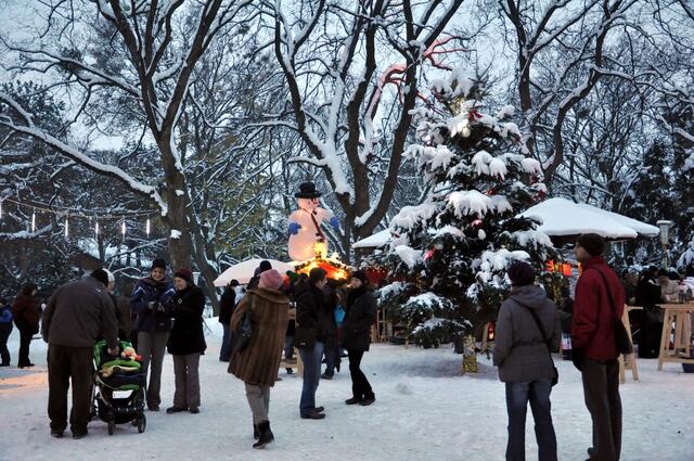 Der Eingang zum Weihnachtsmarkt im Türkenschanzpark ist bei der Peter-Jordan-Straße Ecke Feistmantelstraße.
