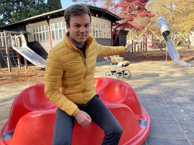 Ein kostenfreier Indoor-Spielplatz liegt Neos Gemeinderat Lukas Rößlhuber am Herzen. Er selbst mochte als Kind den Spielplatz in Hellbrunn am liebsten.