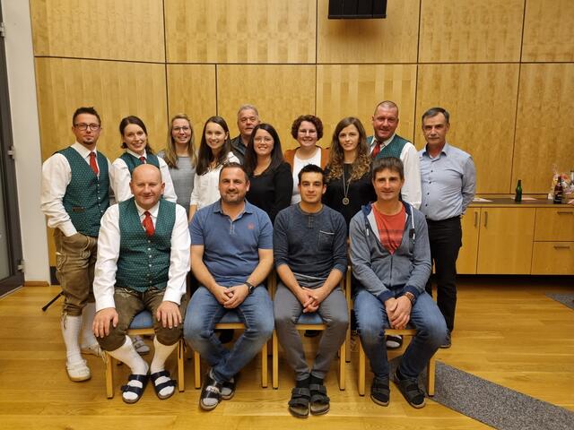 Markus Scharinger (Zweiter von links sitzend), Johannes Pfeil (Dritter von links sitzend) und Bernhard Wiesinger (Vierter von links sitzend). | Foto: Marktmusikkapelle Peilstein