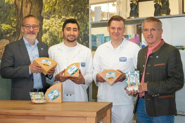Geschäftsführer Michael Waidacher mit den Käsemeistern Yaser Yilmaz und Dominik Burgstaller und Obmann Josef Fürtbauer. | Foto: Gmundner Molkerei