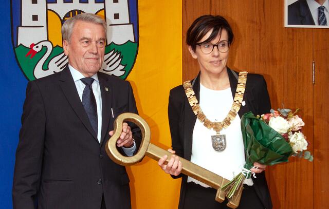 Karl Staudinger übergab Stadtschlüssel und Bürgermeisterkette an seine Tochter und Nachfolgerin Doris Staudinger. | Foto: FotoWerkStatt Michael Hofstätter
