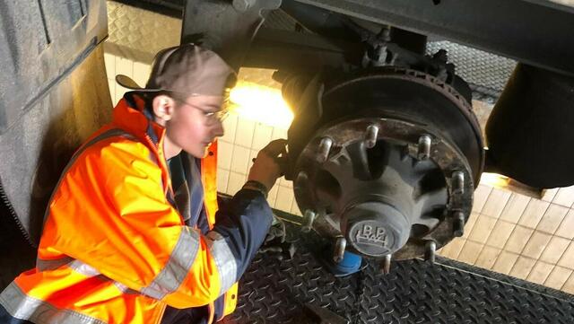Marlon beim Schnuppern bei Huber Transporte | Foto: Kompass Schule