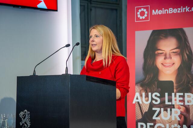 Die Mürztaler Geschäftsstellenleiterin Angelika Thenhalter hielt die Laudatio für den Biobauernhof Magritzer.