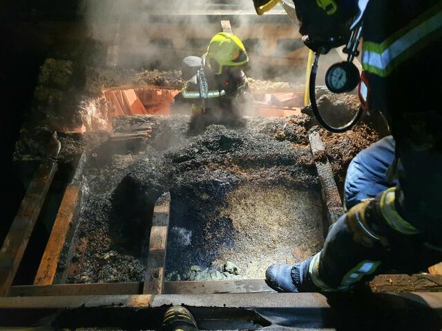 Eine Zwischendecke einer Werkstatt hatte zu brennen begonnen.