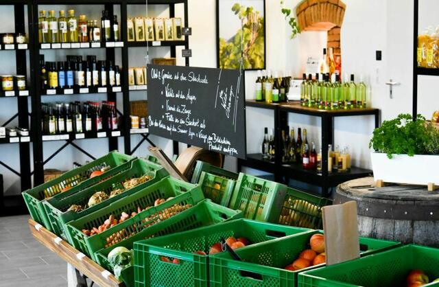 „Im Hofladen erwarten euch Lebensmittel in Top-Qualität – Gemüse, Milchprodukte, Fleisch, Nudeln, Kräuter, Gewürze, Müsli, Säfte, Delikatessen im Glas, ofenfrisches Brot, Weckerl und vieles mehr.“