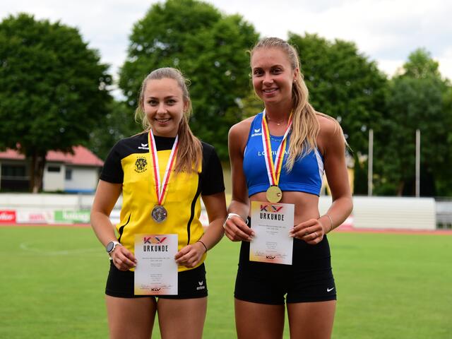 Leichtathletiktalentin und Senkrechtstarterin Dorina Trabesinger (links) bei einer ihrer bereits vielen Siegerehrungen.