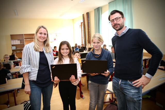 Informatiklehrerin Anna Ragoßnig, die Schüler Lilly Schöffmann und Jonas Kernmayer und Informatiklehrer Alexander Egger freuen sich über die neuen Laptops. | Foto: MeinBezirk.at