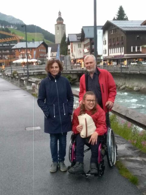 Kathi bei einem Ausflug mit ihren Eltern Elisabeth und Josef  | Foto: Privat