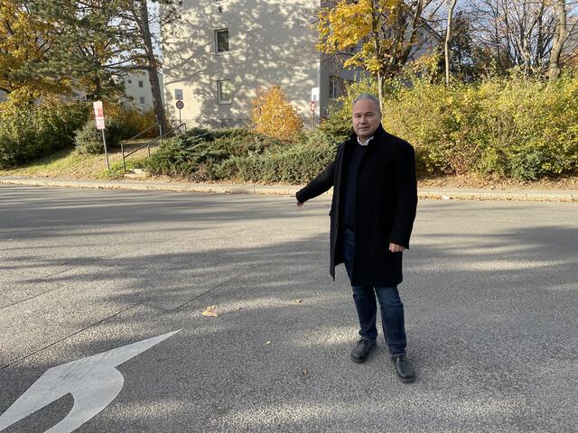Den Gehsteig könnte man verbreitern und die Straße verschmälern, fordert Bezirksvize Wolfgang Baumann (ÖVP). | Foto: Karl Pufler
