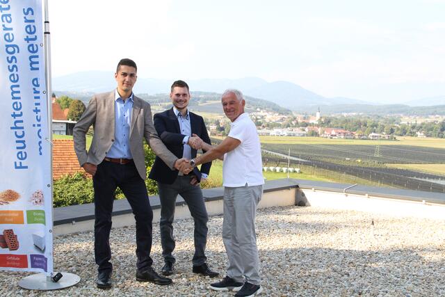 Mit Stolz und Zuversicht übergibt Unternehmensgründer Max Schaller (re.) sein international erfolgreiches Unternehmen an die jungen Familienmitglieder Florian Postl (li.) und Bernhard Maunz (Mitte). | Foto: Schaller Messtechnik