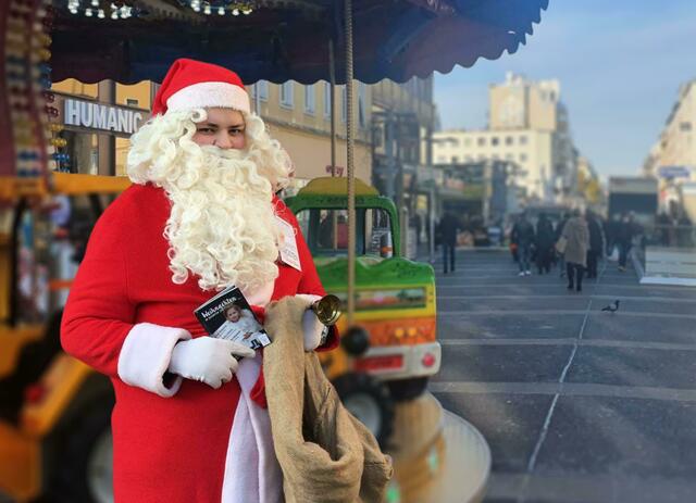 Weihnachtsmann und Weihnachttsfrau beschenken ab 26. November die Favoritnerinnen und Favoritner. | Foto: Scala