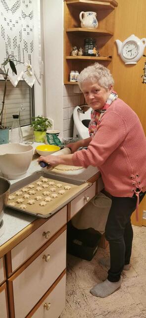 Jedes Jahr wieder: Zimtsterne gehören für Annemarie Winter zur Weihnachtszeit  | Foto: Winter