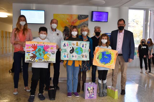 V.l.: NMS-Dir. Andrea Jenewein, Mateo Peer (2. Platz), Karl Marmsoler (Lions-Club), Elisa Gredler (1. Platz), Karin Marmsoler (Kunstlehrerin), Hans Denifl (Lions-Club), Magdalena Schaiter (3. Platz) und Lions-Präs. Hermann Pfurtscheller | Foto: Kainz