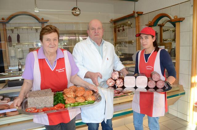 Stolz präsentieren Margarita und Gottfried Herzog sowie Carina Feiler die Produkte, die beim Fachwettbewerb in Klagenfurt mit einer Goldmedaille ausgezeichnet wurden. | Foto: Ramharter