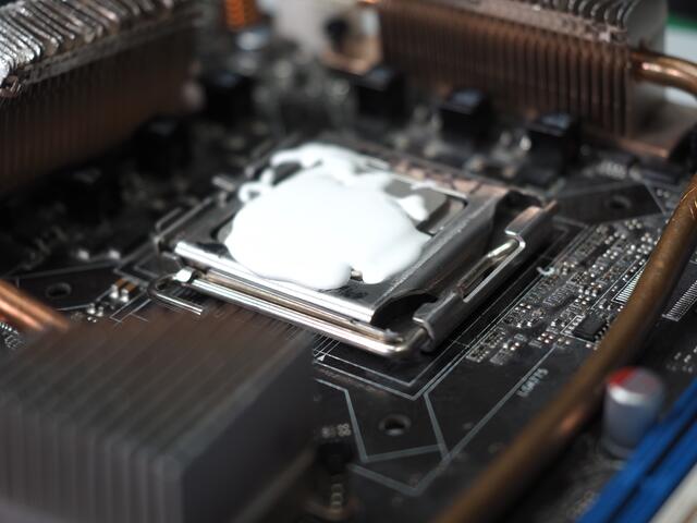 Zu viel Wärmeleitpaste kann die Hardware beschädigen | Foto: HTL Perg