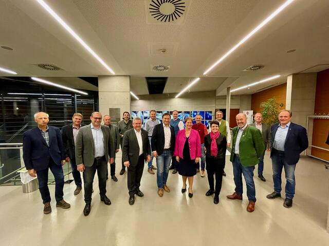 Bürgermeister aus Frauental, St. Stefan, St. Josef, Deutschlandsberg, Lannach, Wettmannstätten, St. Martin, Eibiswald, St. Peter, Preding, Groß St. Florian, Stainz und Pölfing-Brunn (v.l.) mit Vertreten von Gemeindebund und LEADER | Foto: Michl