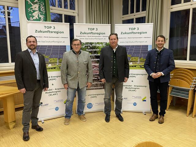 Die Top 3 Zukunftsregion: Edelsbach mit Gerhard Krainer, Markz Hartmannsdorf mit Otmar Hiebaum und Sinabelkirchen mit Modelregionsmanager Josef Gerstmann und Emanuel Pfeifer. | Foto: RegionalMedien, Ulrich Gutmann