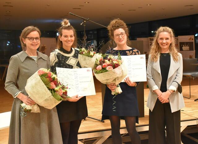 Anna Ladurner (2. v.r.) und Michèle Yves Pauty (2. v.l.) nahmen die Hilde-Zach-Literaturstipendien 2021 entgegen. Jurymitglied Doris Eibl (1. v.l.) und Kulturamtsleiterin Isabelle Brandauer (1. v.r.) gratulierten herzlich. | Foto: Stadt Innsbruck/M. Niedrist