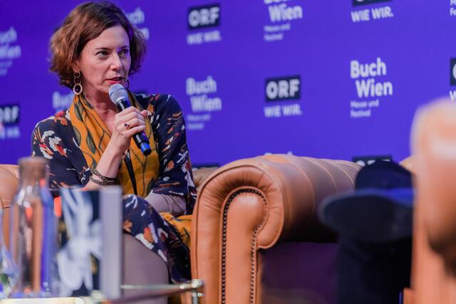 Eva Menasse im Gespräch mit Florian Scheuba über ihr neues Buch "Dunkelblum". | Foto: LCM/Nicola Montfort