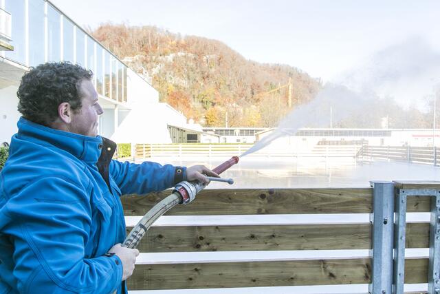 Manuel Bleibler sorgte dafür, dass am Freitag der Eiszauber starten kann. | Foto: Wildbild/Herbert Rohrer