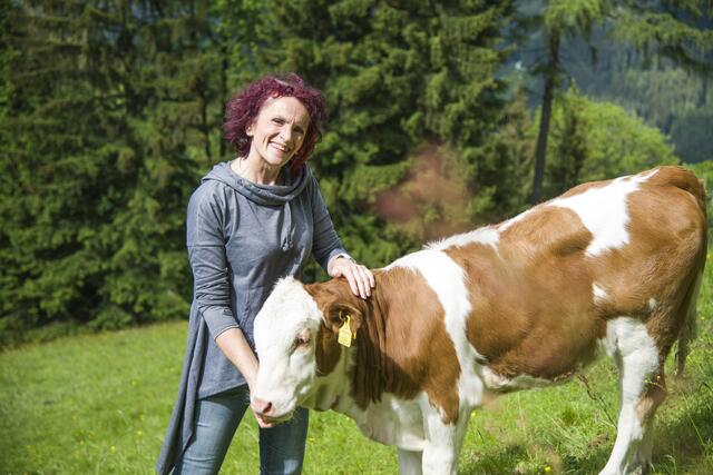 Sybille Schlatzer-Brunner und ihre Familie kontrollieren zwei Mal täglich den Gesundheitszustand der Rinder.