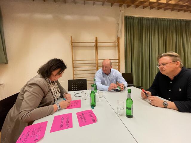 Hanelore Röck (Geschäftsführung Soku) mit Amtsleiter Christian Braito und Bgm. Josef Karbon sammeln in der Gruppe Ideen. | Foto: Kendlbacher