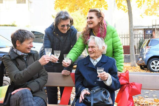 Frau Doblmayr (r.) freut sich über "ihr" Bankerl in ihrem Währinger Grätzel, das von Bezirksvorsteherin Silvia Nossek (l.) ermöglicht worden ist.