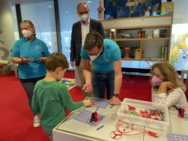 Die Geschlechterrollen spielen bei der Spürnasenecke keine Rolle. Egal ob Mädchen oder Burschen - die Kinder können sich hier ausprobieren.