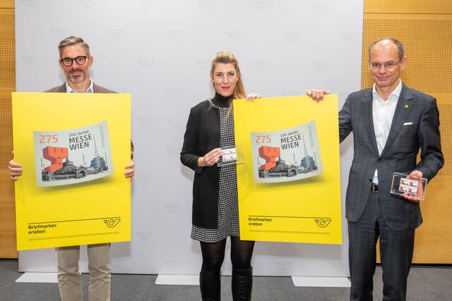 Präsentation der neuen Sonderbriefmarke "100 Jahre Messe Wien (v.l.): Benedikt Binder-Krieglstein(CEO, RX Austria &amp; Germany),  Katharina Weishaupt, (Geschäftsführerin der Wiener Messe Besitz GmbH) und Walter Oblin (Generaldirektor-Stellvertreter der Österreichische Post AG) | Foto: Österreichische Post AG/ Christian Husar