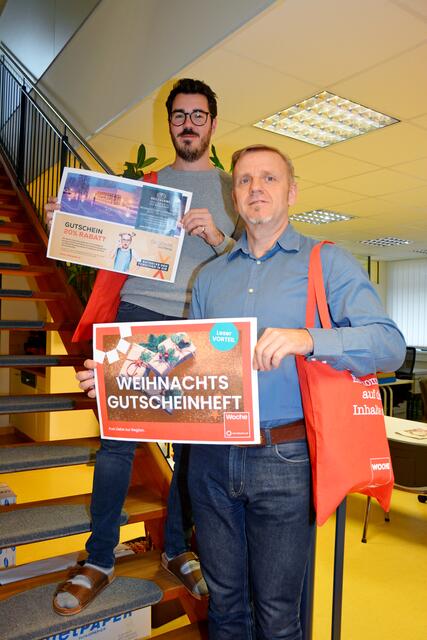 Unsere Kundenberater Reinhard Posch (r.) und Johann Taucher präsentieren das Gutscheinheft 2021.