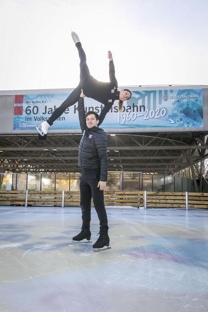 Miriam Ziegler und Severin Kiefer - Olympiateilnehmer Peking 2022 - testen bereits den Eiszauber. | Foto: Wildbild/Herbert Rohrer