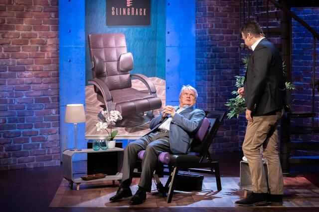 Investor Haselsteiner hat noch in der Show die Chance genutzt, um den Gesundheitsstuhl zu testen.  | Foto: PULS 4/Gerry Frank