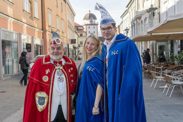 Ernst Kranawetter,  Präsident des Bundes Österreichischer Faschingsgilden, mit dem Leobener Prinzenpaar Bettina Kumpan-Siegl und Gerald Kumpan. | Foto: Klaus Pressberger