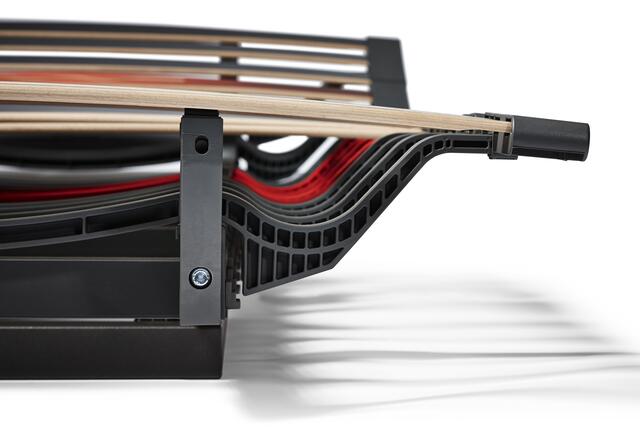 Egal ob Sie mittig oder am Rand liegen: Der rahmenlose Lattenrost von Swissflex ist maximal flexibel und passt sich optimal an Ihren Körper an.