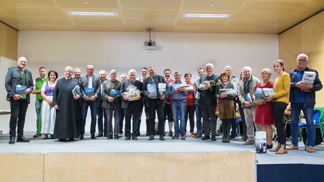 Den Ehrengästen, Helfern und Unterstützern wurde eine Ausgabe der Ardninger Chronik sowie ein Geschenk überreicht. | Foto: KK