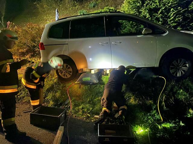 Mithilfe eine Seilzugs und Hebekissen konnte das Auto vor Schaden bewahrt werden. | Foto: FF Lavamünd