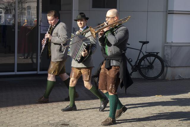 Die Murtaler Kirchtagsmusi begleitete den Faschingsauftakt in Leoben musikalisch. | Foto: Klaus Pressberger