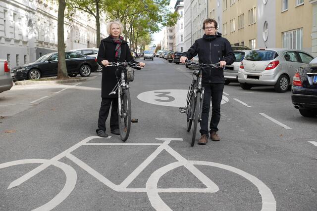 Veronika Wirth (Mehr Platz für Wien) und Fabian Dorner (Radlobby Ottakring) in der Heigerleinstraße | Foto: Radlobby Ottakring