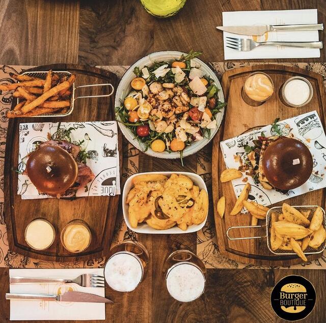 Von Burgern, Pommes, Burritos über Wraps bis hin zu zahlreichen vegetarischen Gerichten - das alles und noch viel mehr - findet sich in der vielfältigen Speisekarte der Burger Boutique Hartberg