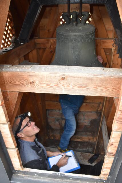 Roland Grassmayr bei der Inspektion der Glocke.
