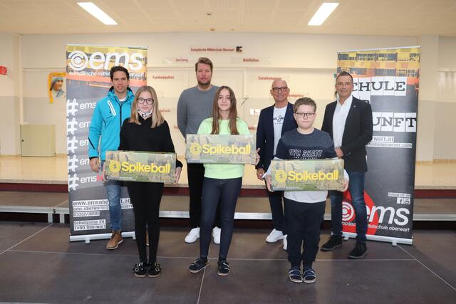 Übergabe des Geschenks der Sportunion Burgenland: Sportunion Landesgeschäftsführer Patrick J. Bauer, Lisa, Dir.-Stv. Lukas Benkö, Laura, Schulleiter Hans-Peter Wolf , Kai, Hans Peter Hadek | Foto: Sportunion Burgenland