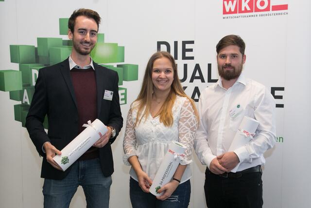 Absolventen (v.l.): Sebastian Schönpos (Mechatronik, Hawle & Preishuber); Hannah Pfarl, Franz Lösch (beide Einzelhandel, Billa).
