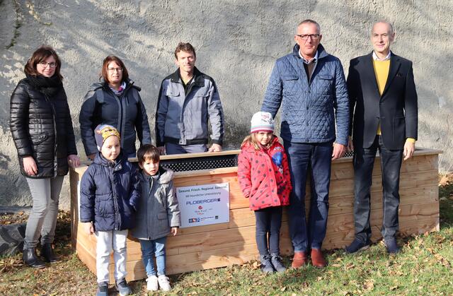 Übergabe eines Hochbeetes an die für Kindergärten zuständige Stadträtin Claudia Schnabl durch Günther Macht (GF Ploberger) und Michael Vesely (Slow Food Village Retz). | Foto: Ploberger